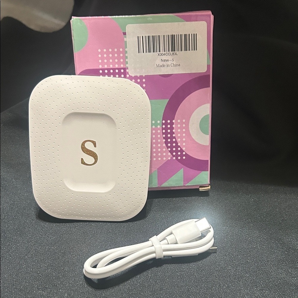 White compact mirrors with light and Gold 'S'